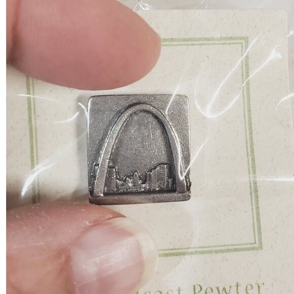 Handcast PEWTER Jim Clift Design, Inc. Pewter St. Louis Gateway Arch Lapel Pin - Picture 3 of 6